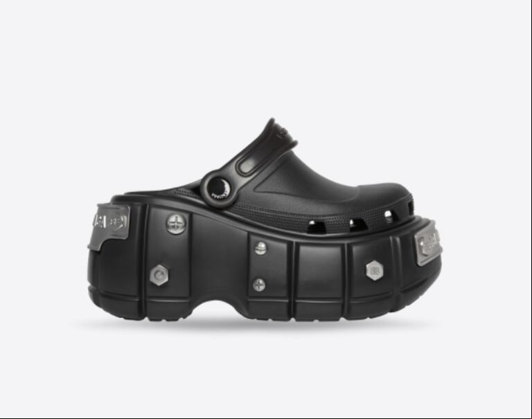 Los zuecos de goma de 750 euros que usó Justin Bieber en los Grammy. (Foto: Balenciaga)