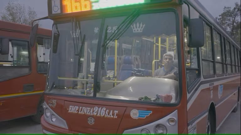 Luis Calvo trabaja en la Línea 216 de colectivos. (Foto: TN)