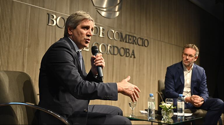 Luis Caputo ratificó en la Bolsa de Comercio de Córdoba que la reducción del impuesto PAIS empezará en septiembre y dijo que tendrá un impacto a la baja en los precios. (Foto: TN).