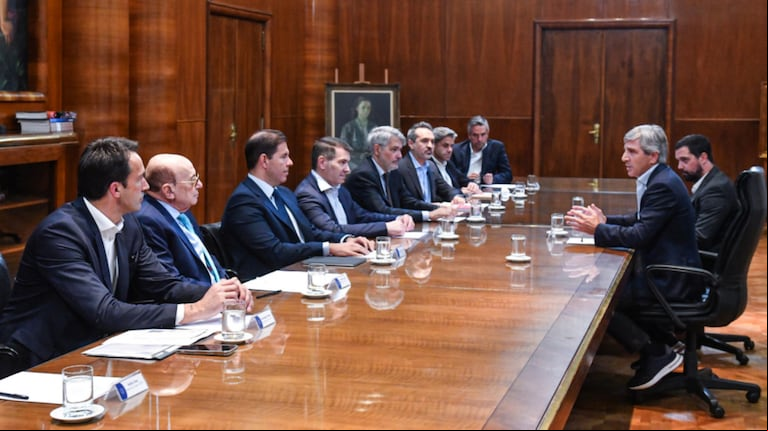 Luis Caputo se reunió con los representantes de los supermercados para frenar los aumentos en alimentos. (Foto: Ministerio de Economía)