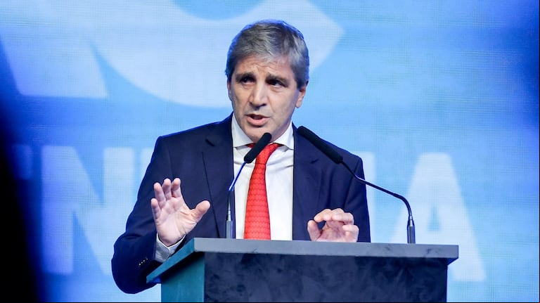 Luis Caputo volvió a defender el plan para incentivar el uso de los dólares del colchón: "Fomenta la formalidad y aumenta la recaudación". (Foto: EFE)