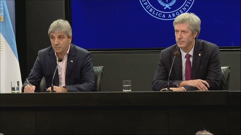 Luis Caputo y el presidente del Banco Central, Santiago Bausili. (Foto: captura TN)