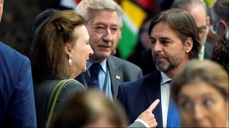 Luis Lacalle Pou junto a la canciller Diana Mondino en la 64 Cumbre del Mercosur que se hizo en Asunción. (Foto: AP / Jorge Saenz)