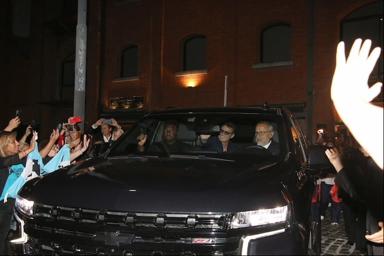 Luis Miguel fue afectuoso con las fanáticas que lo esperaban fuera de la parilla a la que fue a cenar. (Foto: Movilpress)