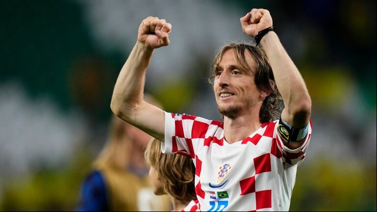 Luka Modric celebra la victoria de Croacia por penales ante Brasil en los cuartos de final del Mundial, el viernes 9 de diciembre de 2022, en Rayán, Qatar. (AP Foto/Manu Fernández)