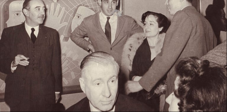 M. Mujica Lainez y Guillermo Whitelow junto a Maruja Mallo en la inauguración de su exposición en Galeria Bonino. (Gentileza Galería Guillermo de Osma).