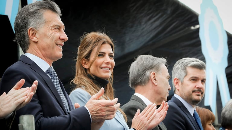 Macri junto a Awada, Pichetto y Marcos Peña en el desfile de las Fuerzas Armadas. (Fuente: NA).