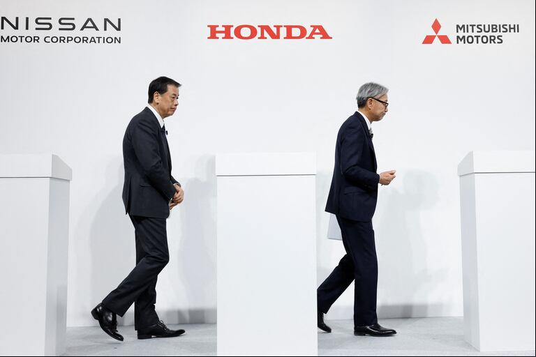 Makoto Uchida, Director, Representative Executive Officer, President and CEO of Nissan Motor Corporation, and Toshihiro Mibe, Director, President and Representative Executive Officer of Honda, walk following a t press conference on their merger talks, in Tokyo, Japan, December 23, 2024. REUTERS/Kim Kyung-Hoon