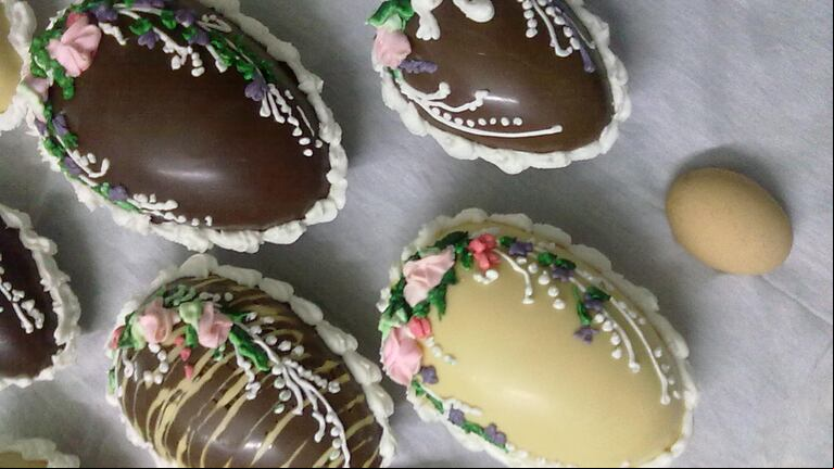 Malas prácticas al trabajar el chocolate generan manchas blancas y defectos visuales.