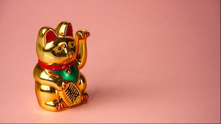 Maneki neko, el gato de la suerte, es un amuleto poderoso para esta doctrina. (Imagen ilustrativa Pexels)