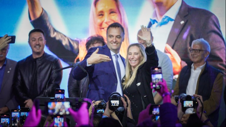Manuel Adorni junto a Karina Milei. (Foto: Nicolás González / TN).