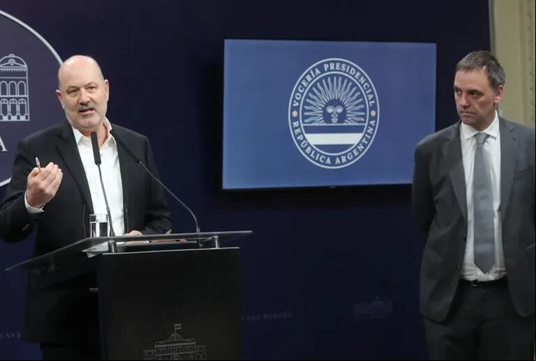 Manuel Adorni y Federico Sturzenegger anunciaron la medida en conferencia de prensa.