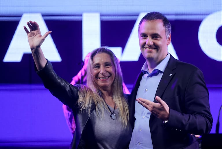 Manuel Adorni y Karina Milei en el cierre de campaña de La Libertad Avanza. (REUTERS/Tomas Cuesta)