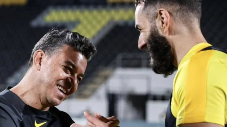 Marcelo Gallardo y Karin Benzema, en el Al Ittihad (Foto: X @ittihad).