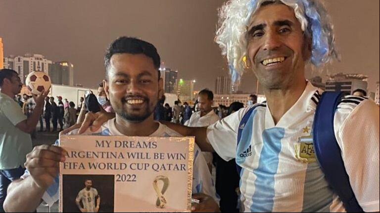 Marcelo Martínez, retratado junto a un local en Doha, capital de Qatar (Foto: Marcelo Martínez).