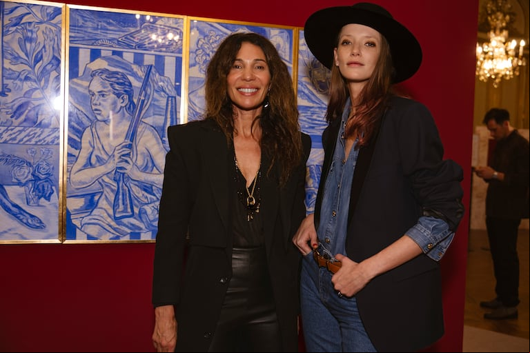 María Cher y Milagros Schmoll en la pre apertura de Versalles por Nahuel Vecino. (Foto: Grupo Mass)
