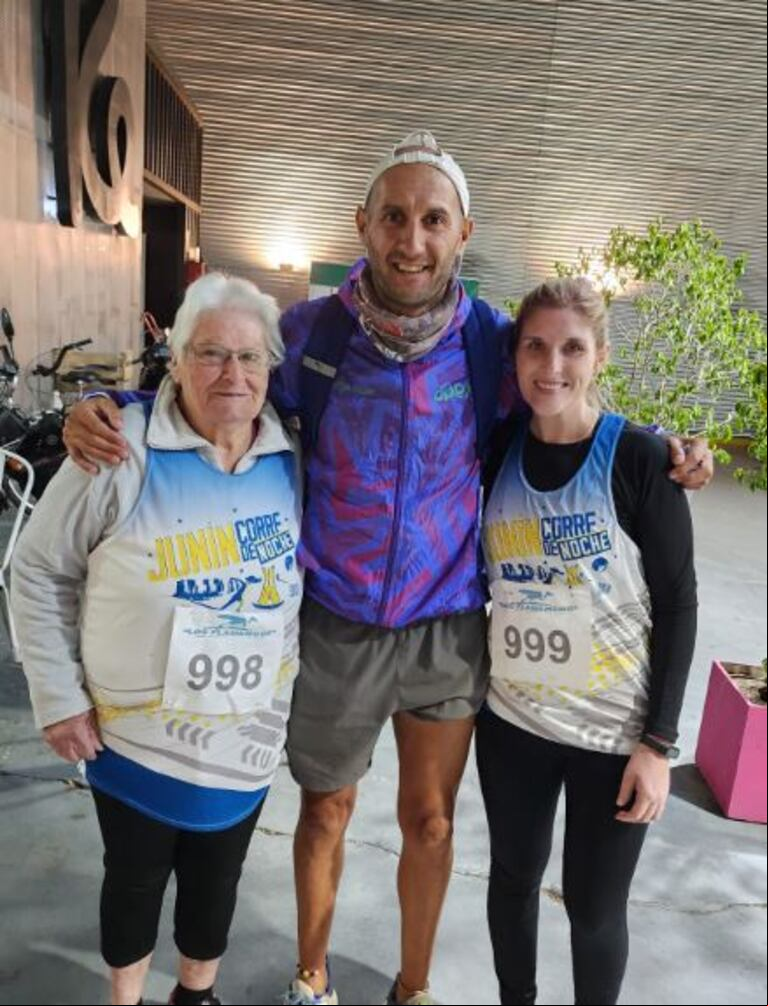 María junto a su nieta Giuliana y su profesor Juan Manuel González. (Foto: TN y La Gente).