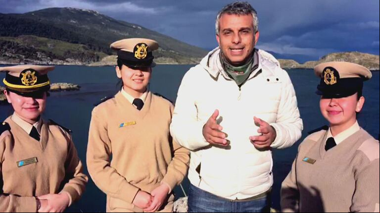 Mario Massaccesi -a cargo del equipo de TN en Ushuaia- con las tres prefectas. Producción: Silvina Rossi.