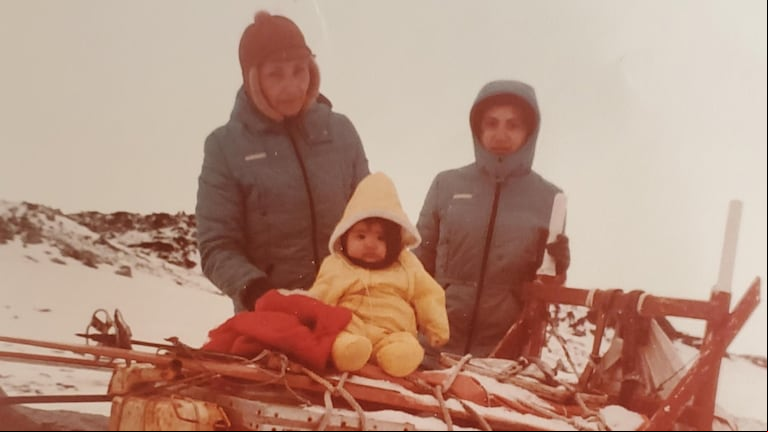 Marisa junto a su madre y a su hermana, a meses de nacer, cuando aún vivían en la Antártida. (Foto gentileza Marisa Delgado/ Native Antarticans)