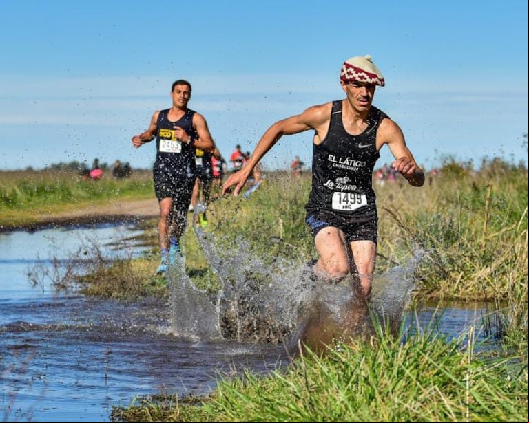 Martín Alegre, en una carrera de aventura, con su boina y sus alpargatas. (Foto: Martín Alegre).
