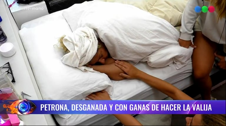 Martina y Lourdes intentaron animar a Petrona para que se le fuera la tristeza. (Captura: Telefe)