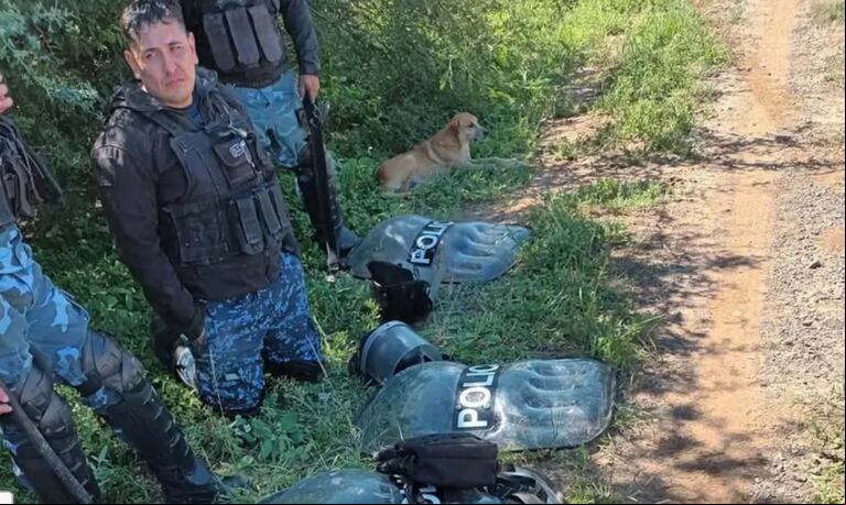 Más de 10 policías fueron agredidos en medio de una protesta en la ruta (Foto: Gentileza El Observador).