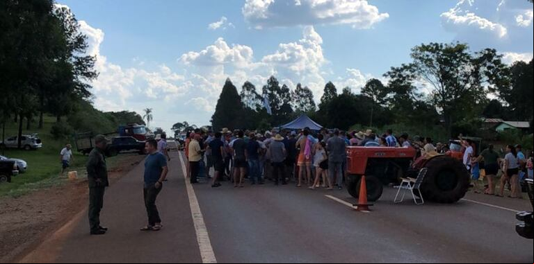 Más de 30 tractores participaron en la protesta en San José, bloqueando el  a la oficina de Rentas para visibilizar la crisis del sector yerbatero. (Foto: Primera edición).