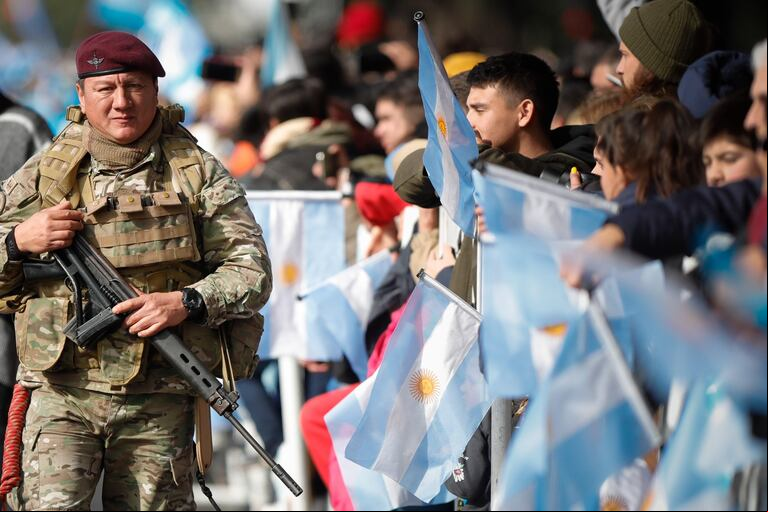 Más de cuatro mil efectivos. bandas musicales, veteranos de Malvinas, 16 aeronaves, tanques y vehículos blindados participaron del desfile militar. (Fuente: EFE).