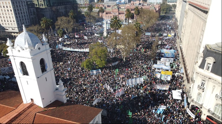 Masiva marcha a Plaza de Mayo en repudio al ataque a Cristina Kirchner. (Foto: Télam / Fanchi Claudio)