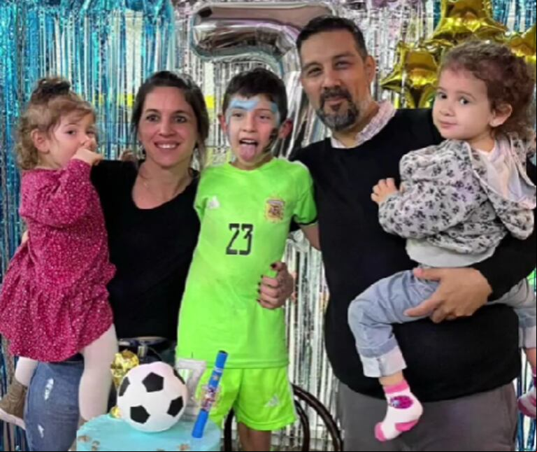 Mateo y su familia durante el festejo. (Foto: captura video)