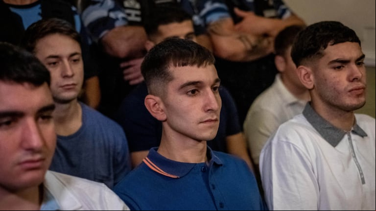 Matías Benicelli, el joven que aparece en el centro de la foto, rompió el silencio y se desligó del crimen de Fernando Báez Sosa. (Foto: Télam/Diego Izquierdo)