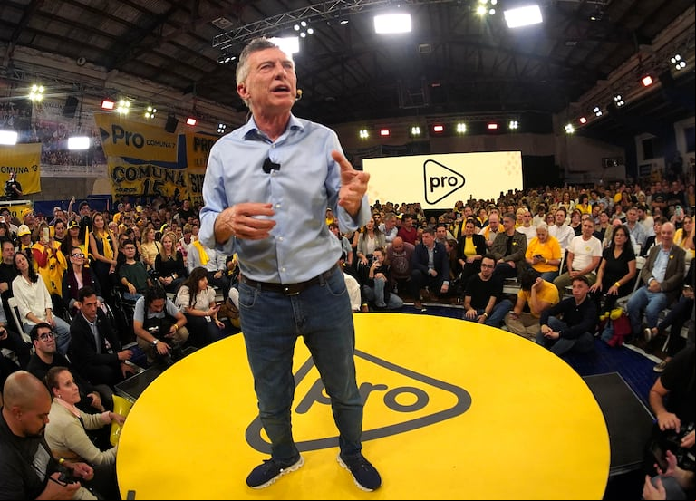 Mauricio Macri, en el cierre de campaña del PRO en el Club 17 de Agosto, de Villa Pueyrredón. (Foto: Claudio Fanchi/NA.)