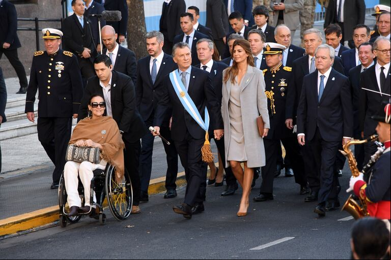 Mauricio Macri llegó caminando a la catedral junto a su esposa Juliana Awada e integrantes del gobierno nacional. Foto: Télam.