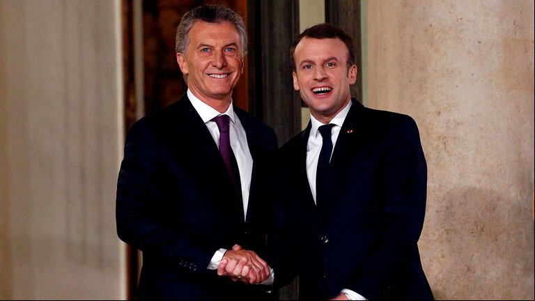 Mauricio Macri protagonizó un blooper cuando le esquivó el saludo a Emmanuel Macron, en la puerta del Palacio de Elíseo.
