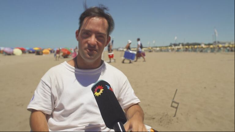 Mauro se siente feliz de estar trabajando en la playa y dijo que con el equipo está muy bien acompañado. (Foto: Captura Telenoche)