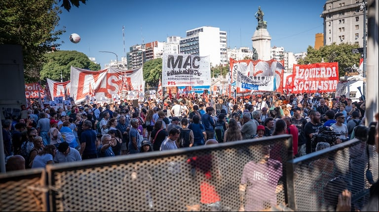 Megaoperativo por la marcha en las inmediaciones del Congreso: los partidos de izquierda y sindicatos se acercan al vallado preventivo. (Foto: Leandro Heredia / TN)