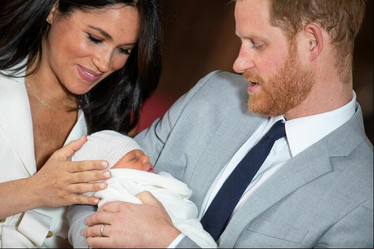 Meghan Markle y el príncipe Harry junto a su hijo (Fuente: AP).