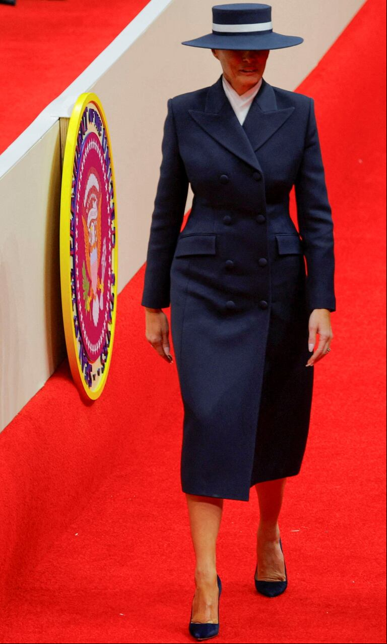 Melania Trump en azul navy con blanco. (Foto: REUTERS/Brian Snyder)