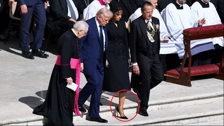 Melania Trump violó el protocolo de vestimenta para el funeral del papa Francisco (Foto: Reuters)