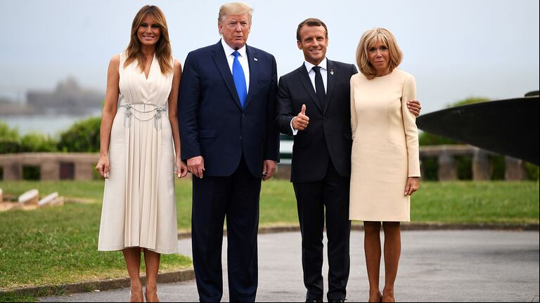 Melania y Brigiite con sus maridos Trump y Macron en el G7. (Neil Hall/Pool via REUTERS) 