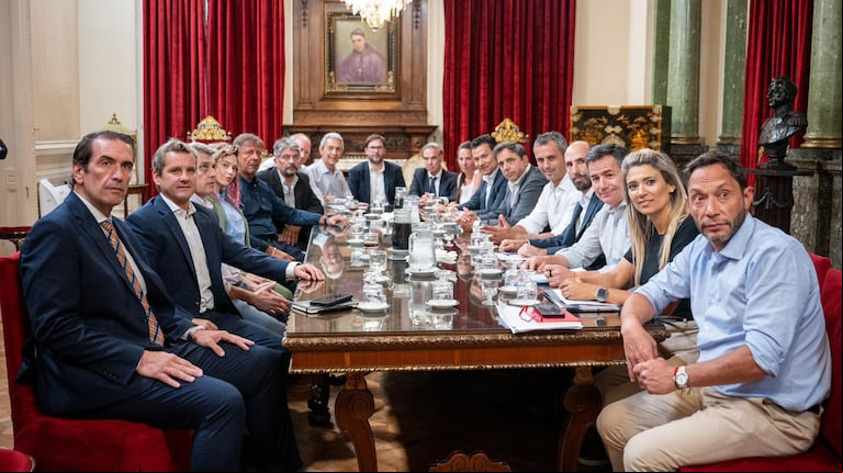 Menem recibe a los bloques dialoguistas en el Congreso. (Foto: Jefatura de Gabinete).