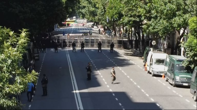 Mientras adentro del Congreso se definía el acuerdo con el FMI, en los alrededores del Palacio Legislativo se desarrollaba el operativo de seguridad por la marcha de los jubilados. (Foto: TN).