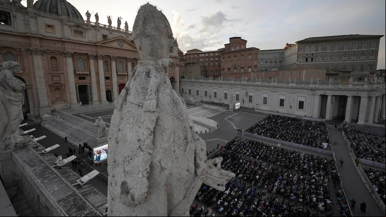 Miles de fieles se movilizan hacia Roma para la última despedida del papa Francisco (Foto: AP/Andrew Medichini).
