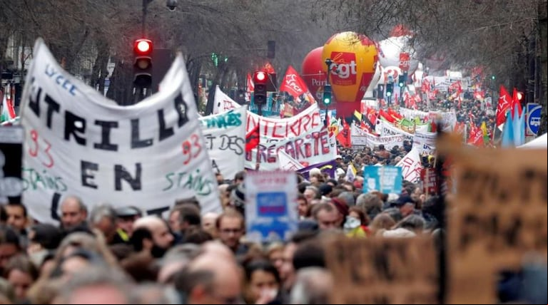 Miles de manifestantes desfilaron en París y en provincias contra la reforma de las pensiones. (Foto. Reuters/Charles Platiau).
