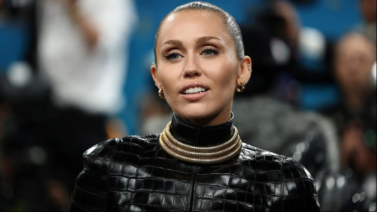 Miley Cyrus posando en la Met Gala (Foto: Reuters).