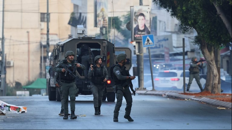 Militares israelíes recorren la ciudad cisjordana de Nablus (Foto: EFE)