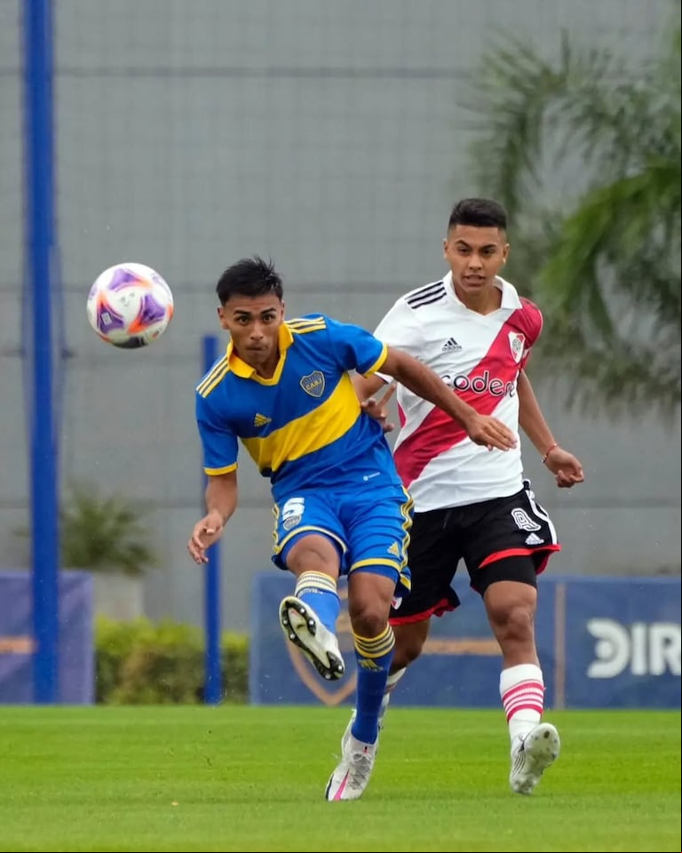 Milton Delgado en un Superclásico en las inferiores de Boca. (Foto: milton_delgado05/IG)