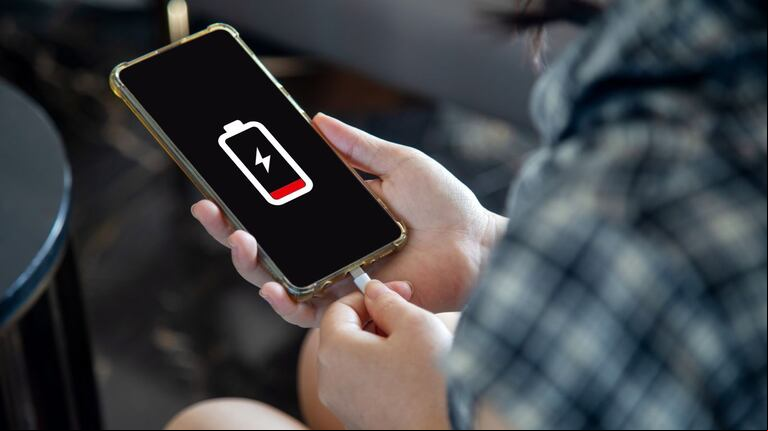 Mirar series y películas en el celular genera un gran consumo de batería. (Foto: Adobe Stock)