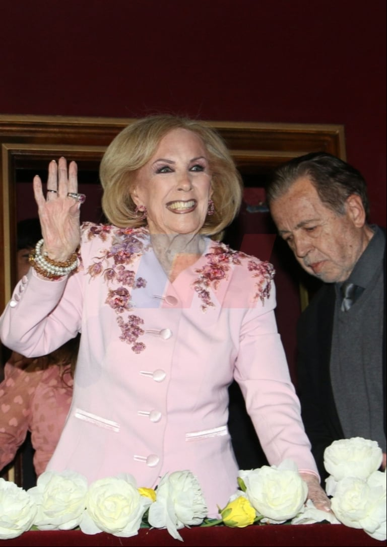 Mirtha Legrand con sastrería rosa adornada con piedras. (Foto: Movilpress)