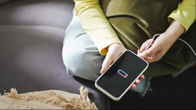 Mitos y verdades de la carga de la batería de los celulares (Foto: AdobeStock)